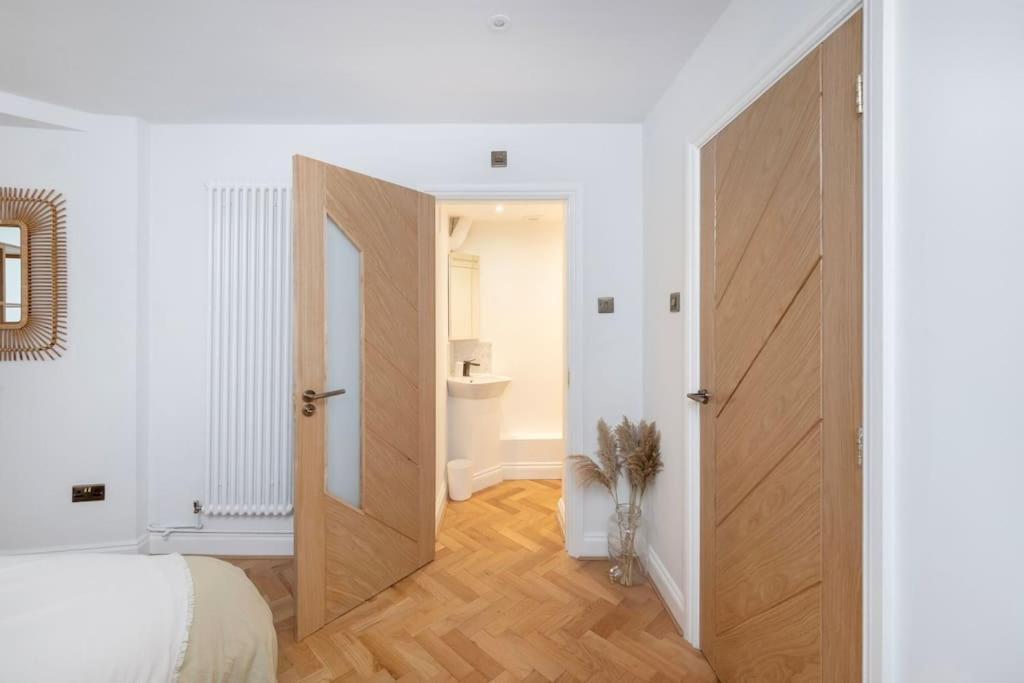 Spacious Apartment - 5 Minutes Walk To Bath Abbey Екстериор снимка