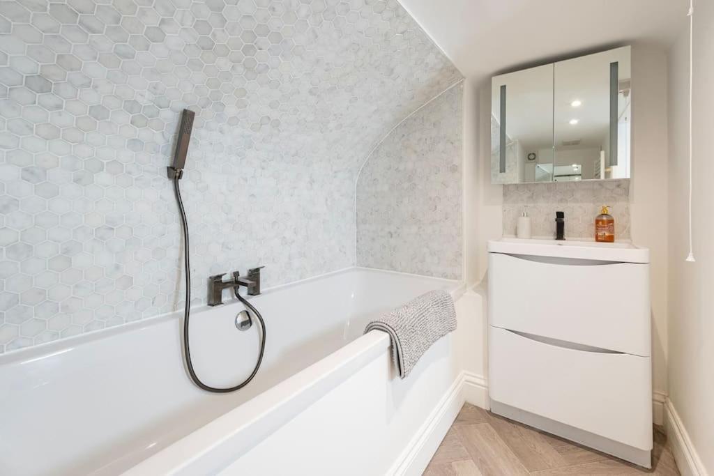 Spacious Apartment - 5 Minutes Walk To Bath Abbey Екстериор снимка