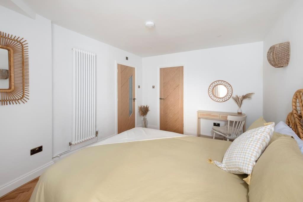 Spacious Apartment - 5 Minutes Walk To Bath Abbey Екстериор снимка