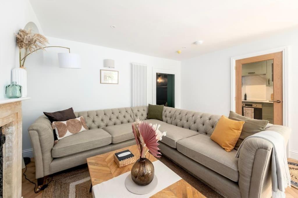 Spacious Apartment - 5 Minutes Walk To Bath Abbey Екстериор снимка