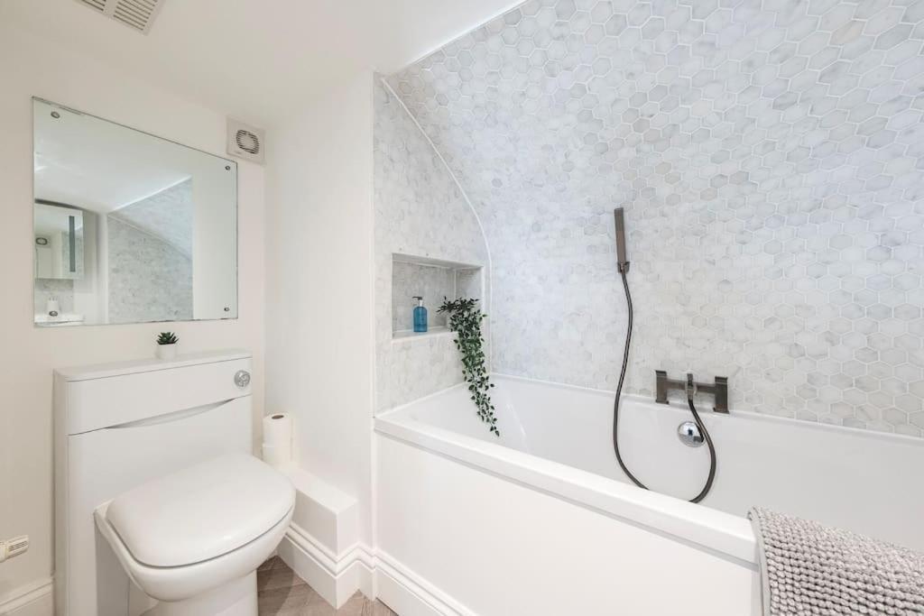 Spacious Apartment - 5 Minutes Walk To Bath Abbey Екстериор снимка